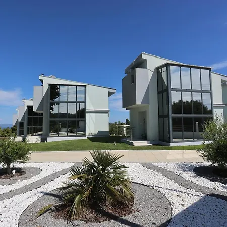 Blue Avenue Aparthotel 4*